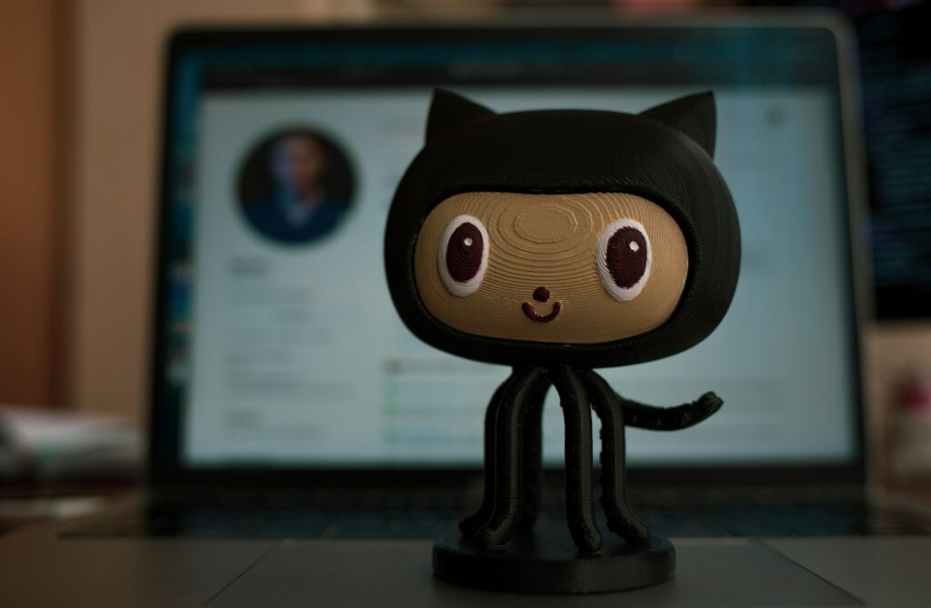 Figura de GitHub en un escritorio y esperando una aventura